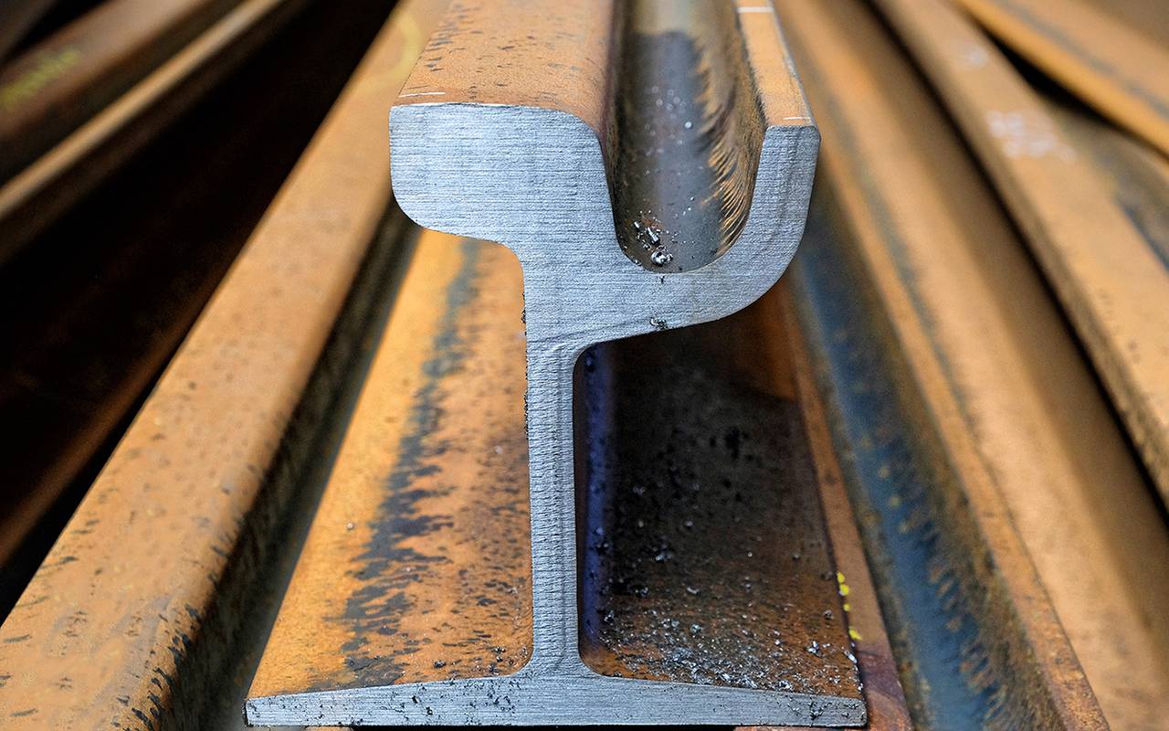 Eine Nahufnahme von einem Bahngleis während der Gleisbauarbeiten.
