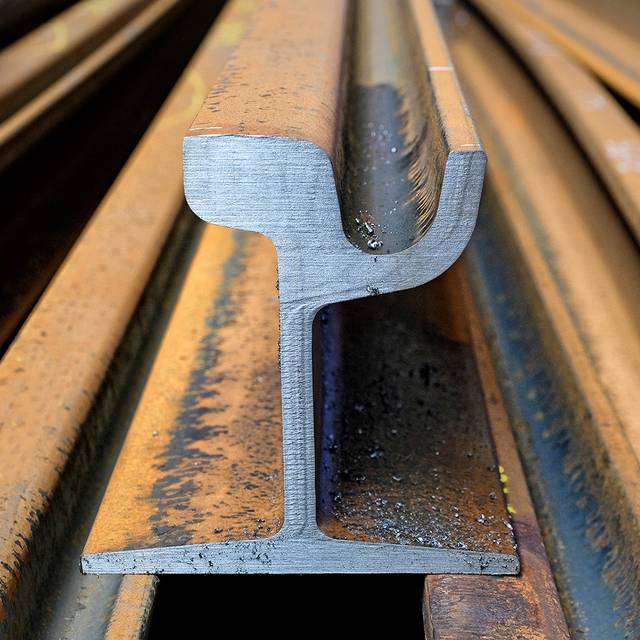 Eine Nahufnahme von einem Bahngleis während der Gleisbauarbeiten.