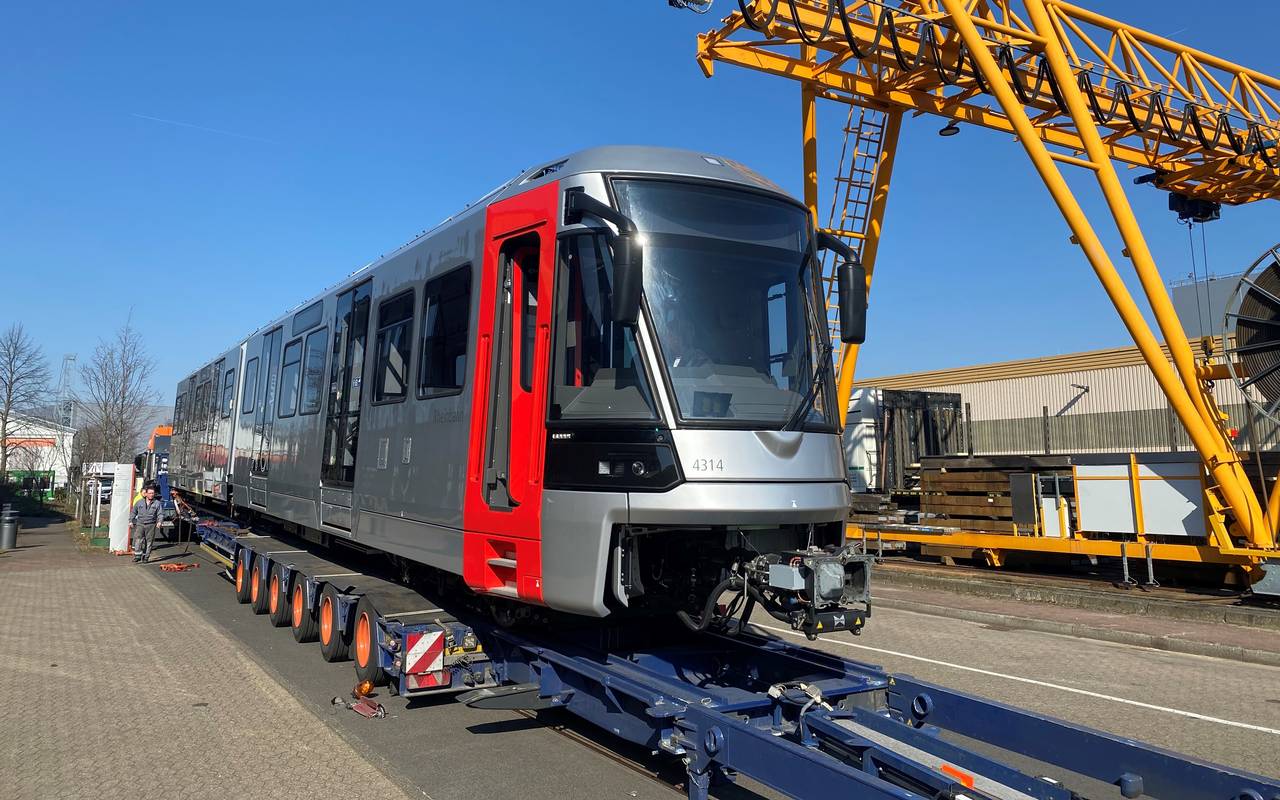 Neue HF6-Bahn der Rheinbahn werden angeliefert.
