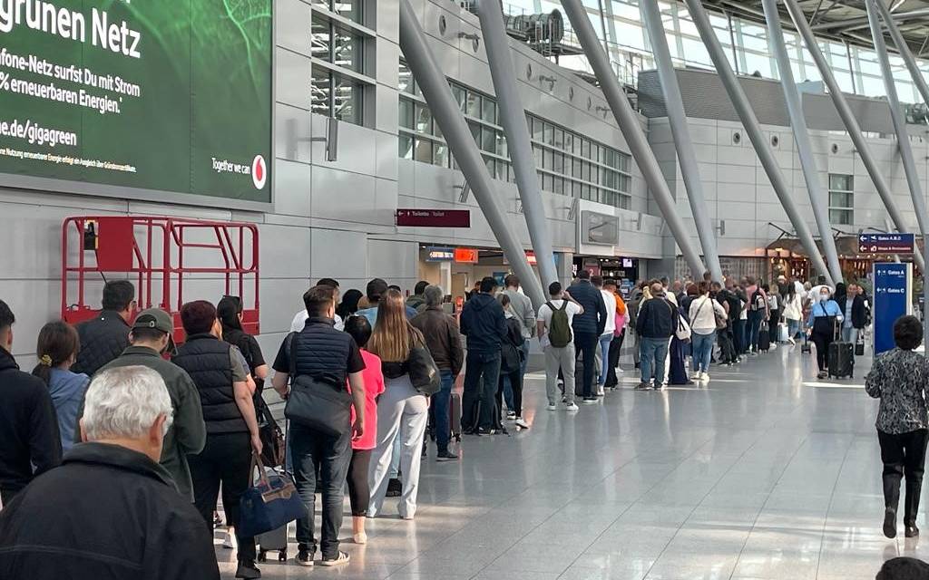 Warteschlange am Düsseldorfer Flughafen, Warnstreik