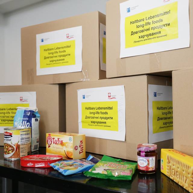 Gefüllte Hilfspakete für ukrainische Flüchtlinge in Düsseldorf und Menschen in der Ukraine.