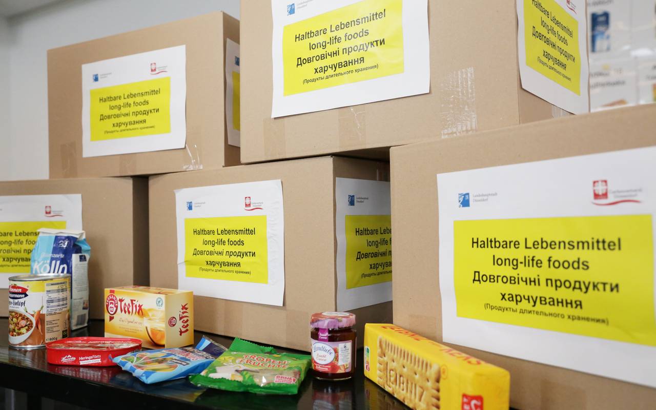 Gefüllte Hilfspakete für ukrainische Flüchtlinge in Düsseldorf und Menschen in der Ukraine.