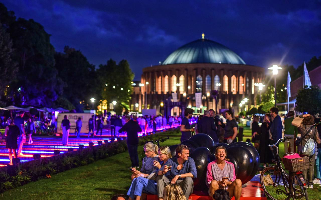 Viele Menschen draußen in der Nacht bei der "Nacht der Museen" vor dem Kunstpalast.