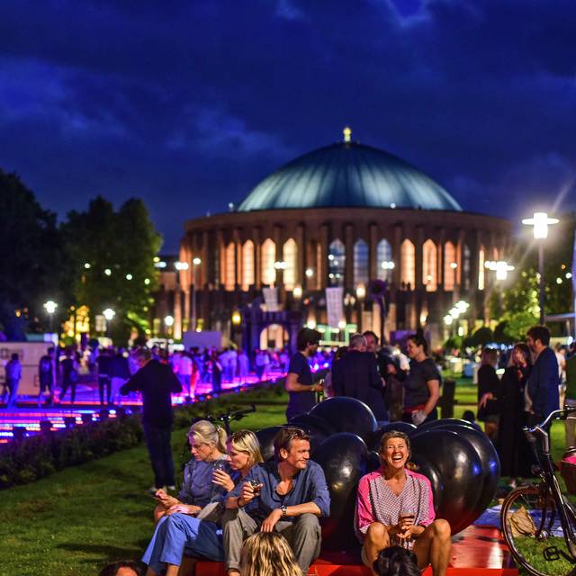 Viele Menschen draußen in der Nacht bei der "Nacht der Museen" vor dem Kunstpalast.