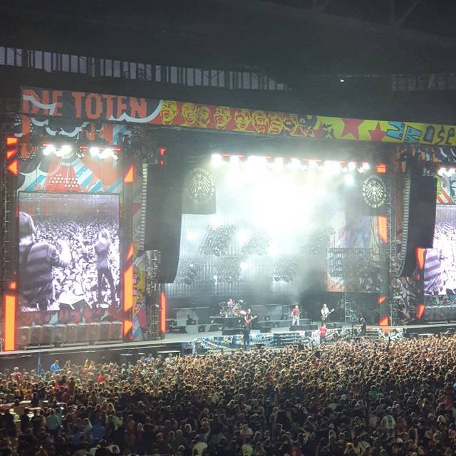 Ein Bild aus der Arena in Stockum. Es ist die Bühne der Toten Hosen bei einem Konzert. Der Innenraum ist voller Menschen.