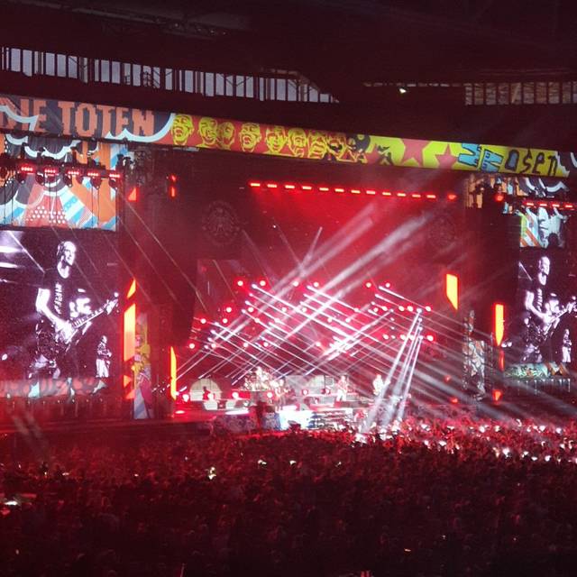 Ein Konzertbühne in der Merkur-Spiel-Arena in Stockum. Die Toten Hosen spielen vor ausverkauftem Haus. Der Innenraum ist voll.