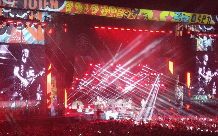 Ein Konzertbühne in der Merkur-Spiel-Arena in Stockum. Die Toten Hosen spielen vor ausverkauftem Haus. Der Innenraum ist voll.