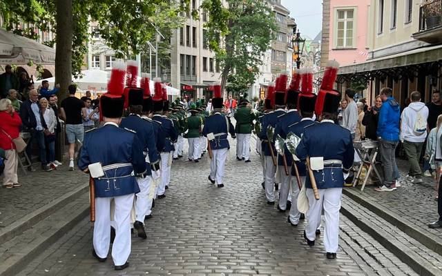 Das Sappeurcorps der Schützen von 1316 zieht durch die Altstadt.