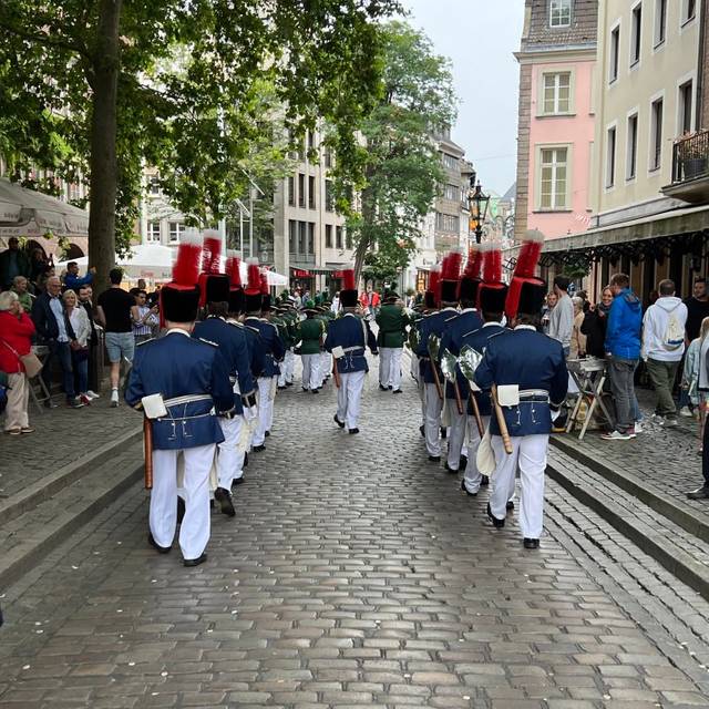 Das Sappeurcorps der Schützen von 1316 zieht durch die Altstadt.