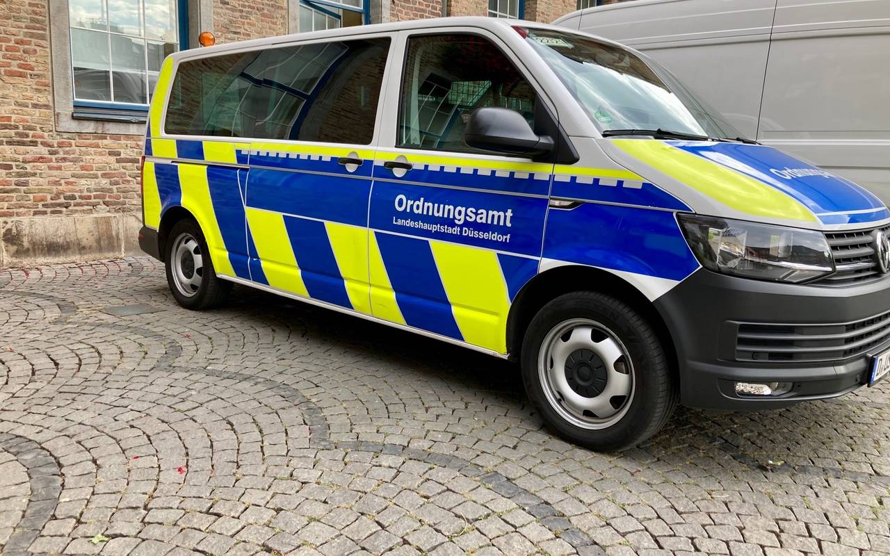 Ein Transporter des Düsseldorfer Ordnungsamtes. Gehalten in den Farben blau und gelb.