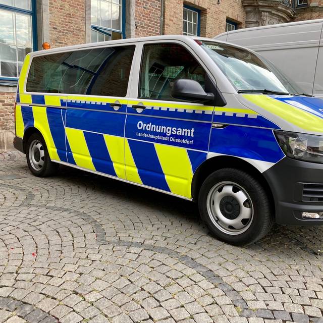 Ein Transporter des Düsseldorfer Ordnungsamtes. Gehalten in den Farben blau und gelb.