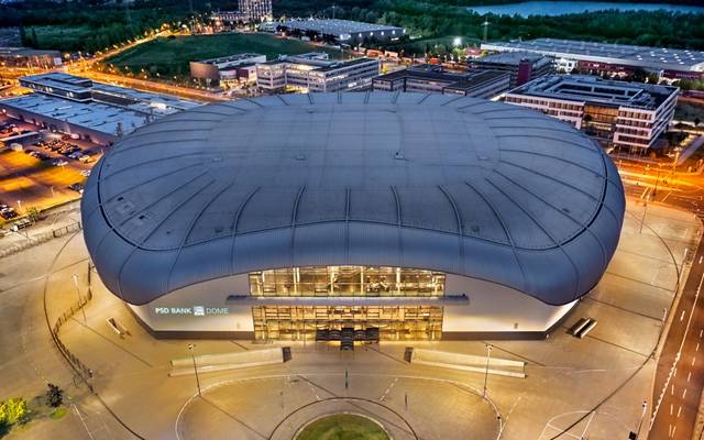 Der Dome in Rath am Abend hell beleuchtet