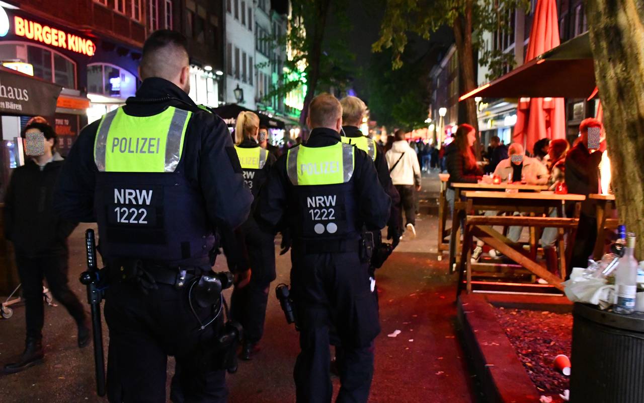 Waffenkontrollen der Düsseldorfer Polizei in der Altstadt.
