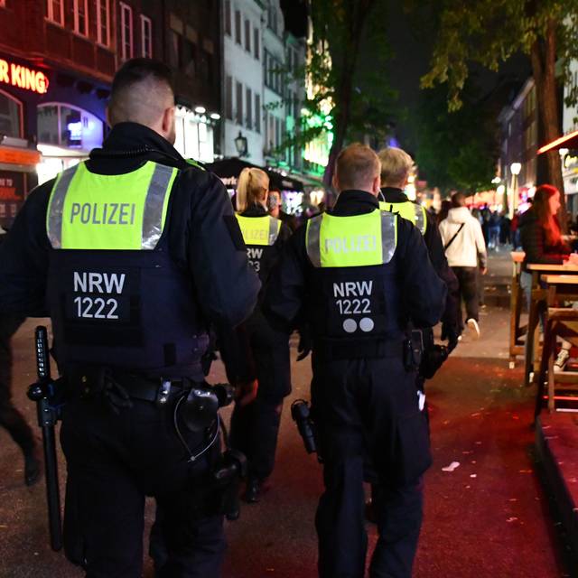 Waffenkontrollen der Düsseldorfer Polizei in der Altstadt.
