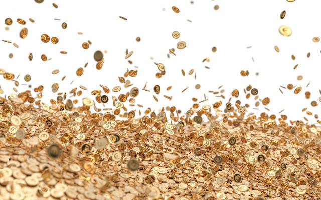 Geldmünzen regnen nieder.