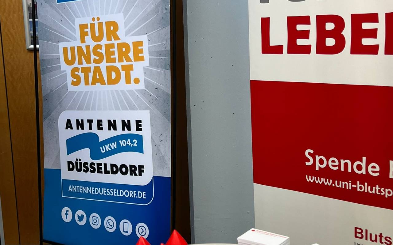 Aufsteller und Infomaterial am Antenne-Düsseldorf-Blutspendetag 2023