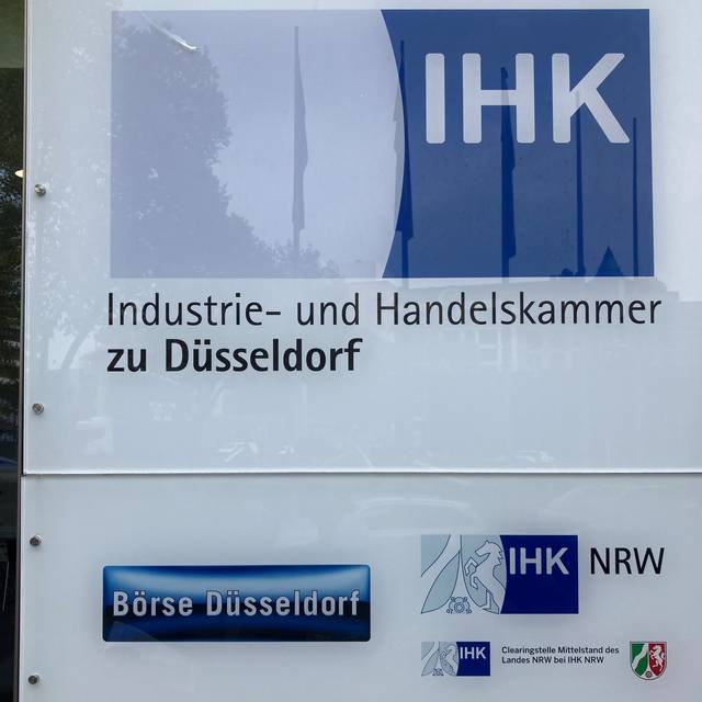 Plakette mit dem Aufdruck IHK Düsseldorf