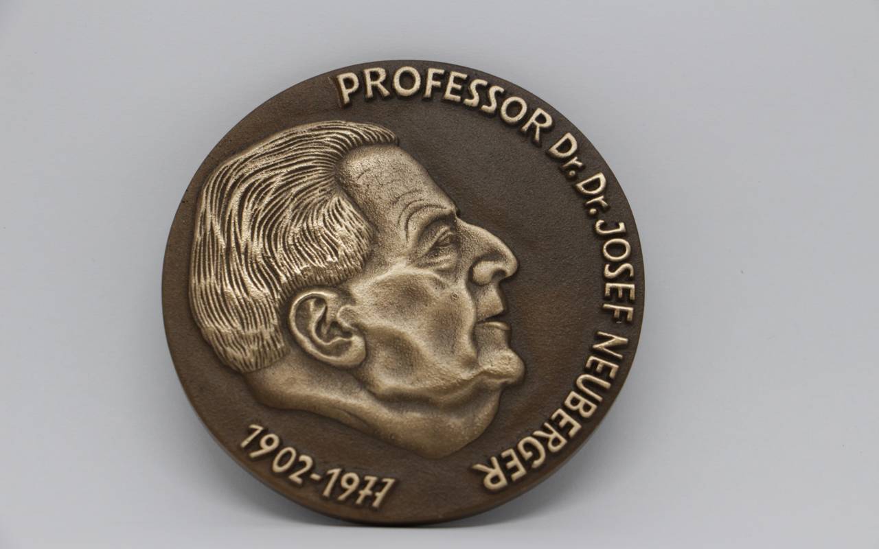 Die Josef-Neuberger-Medaille mit dem Bild von Josef-Neuberger.