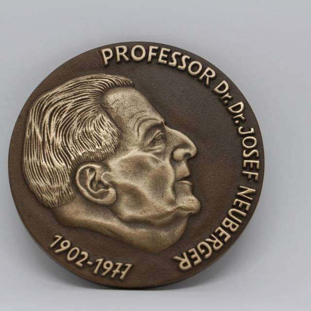 Die Josef-Neuberger-Medaille mit dem Bild von Josef-Neuberger.