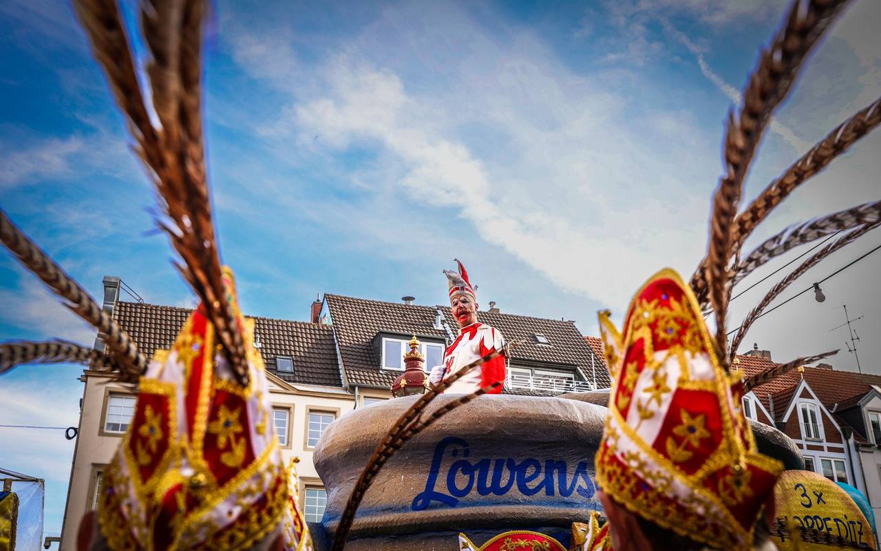 Hoppeditz-Erwachen Düsseldorf 2025 auf dem Marktplatz. Der Hoppeditz, alias Tom Bauer, steht in einem großen Senftopf auf dem Marktplatz in der Altstadt.