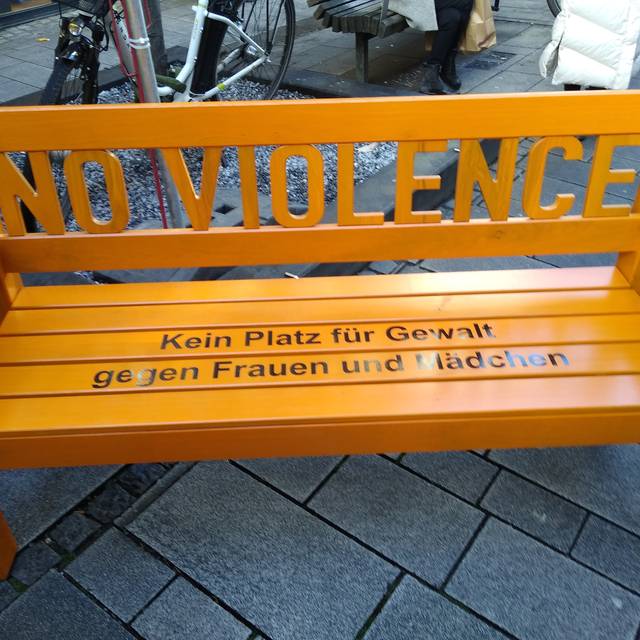Eine orange-farbene Bank, die auf Gewalt an Frauen aufmerksam machen soll.