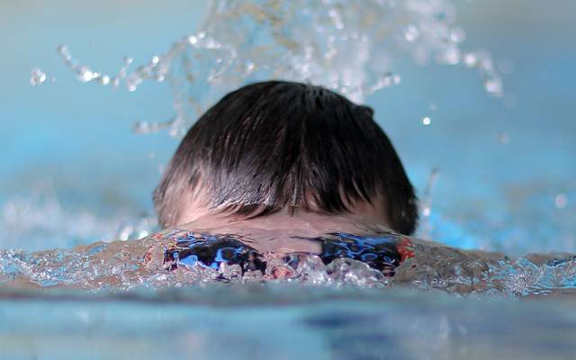 Beim Schwimmen verbrauchen Sportler viele Kalorien.