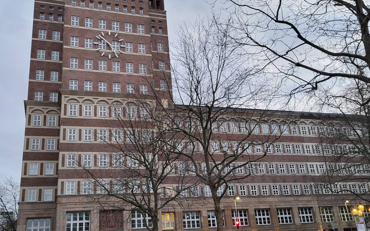 Wilhelm-Marx-Haus von vorne vor grauem Himmel.