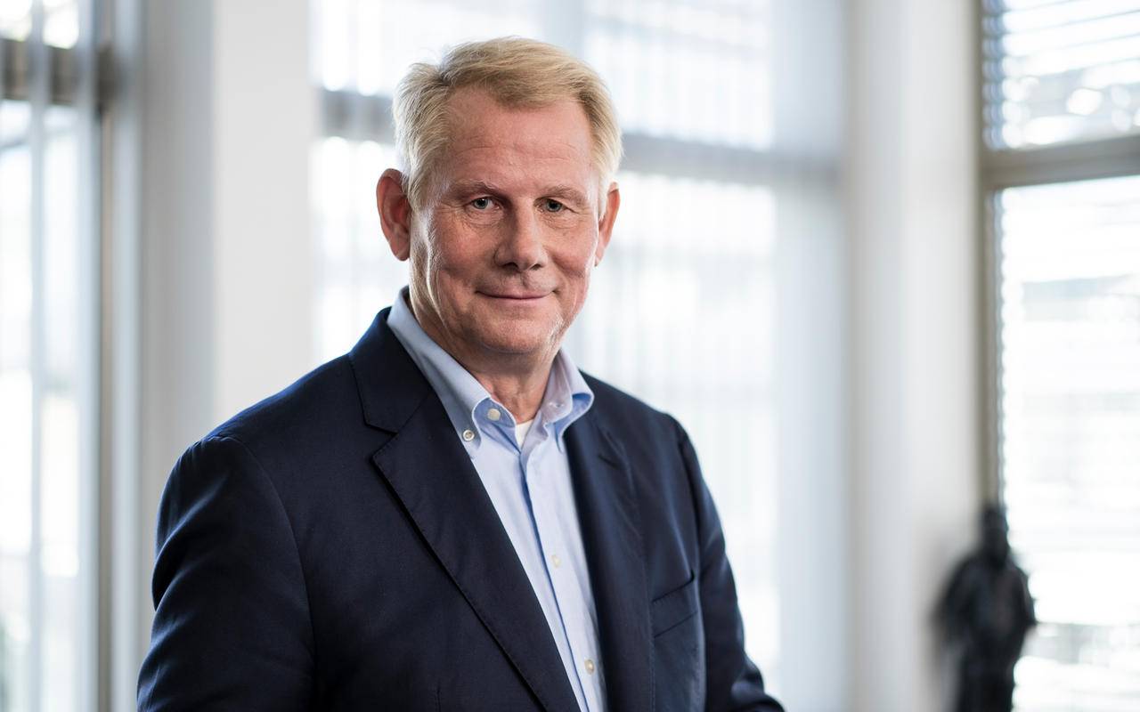 Andreas Schmitz, Präsident der Industrie- und Handelskammer (IHK) Düsseldorf lächelt in die Kamera.