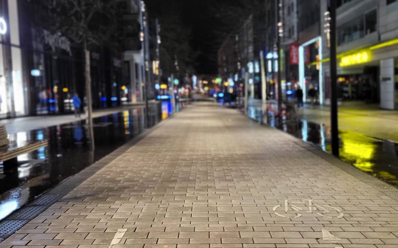 Radweg auf dem Schadowplatz bei Dunkelheit. Es ist auffallend leer.