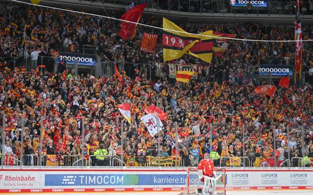 Fans der DEG auf den Stehplätzen im Rather Dome.