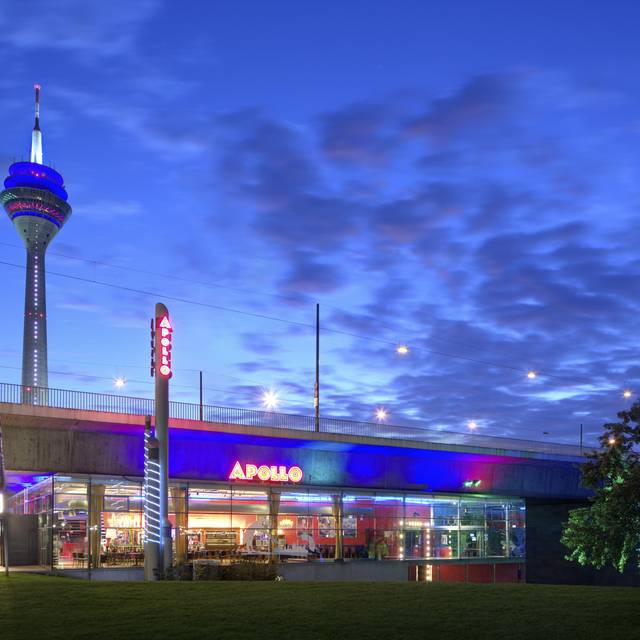 Das Apollo-Varieté unter der Rheinkniebrücke. Im Hintergrund leuchtet der Rheinturm.