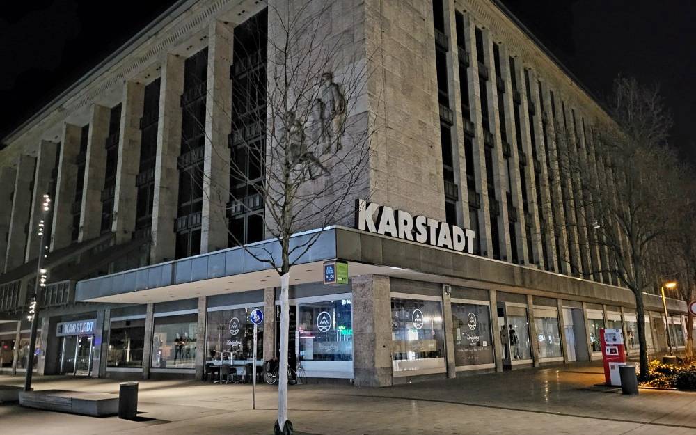 Außenansicht der Karstadt-Filiale am Wehrhahn.