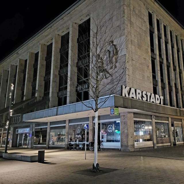 Außenansicht der Karstadt-Filiale am Wehrhahn.