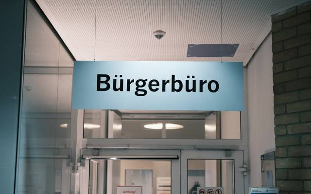 Der Eingang zu einem "Bürgerbüro" in Düsseldorf. Ein Schild weist den Weg.