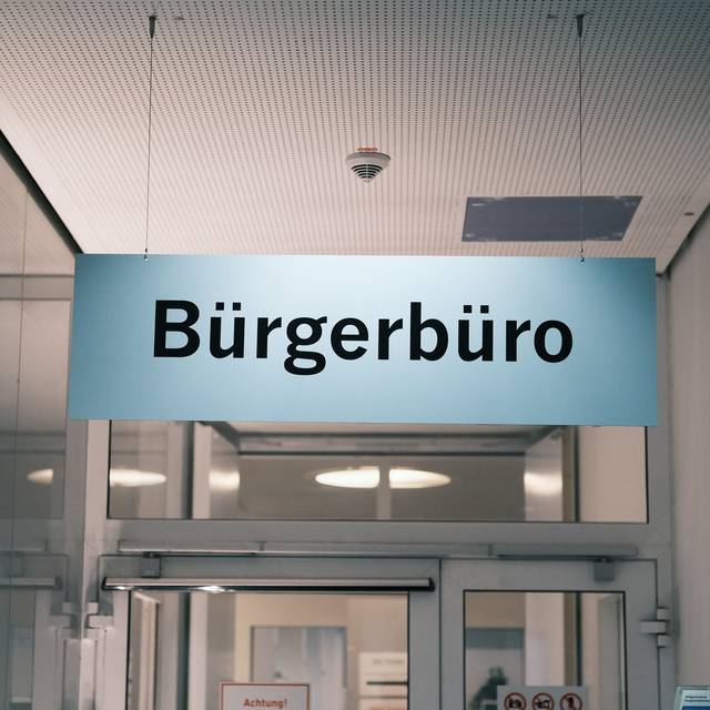 Der Eingang zu einem "Bürgerbüro" in Düsseldorf. Ein Schild weist den Weg.
