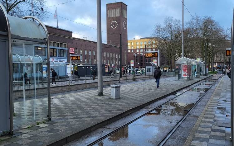 Die Rheinbahnhaltestelle vor dem Düsseldorfer Hauptbahnhof. Das Wetter ist eher ungemütlich und grau.