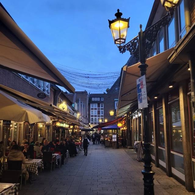 Blick in die Schneider-Wibbel-Gasse in der Düsseldorfer Altstadt.