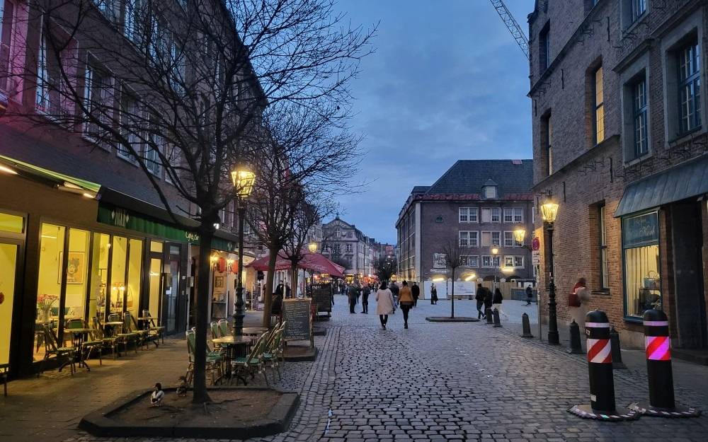 Am Burgplatz in der Altstadt. Auf dem Weg zum Marktplatz vor dem Rathaus.