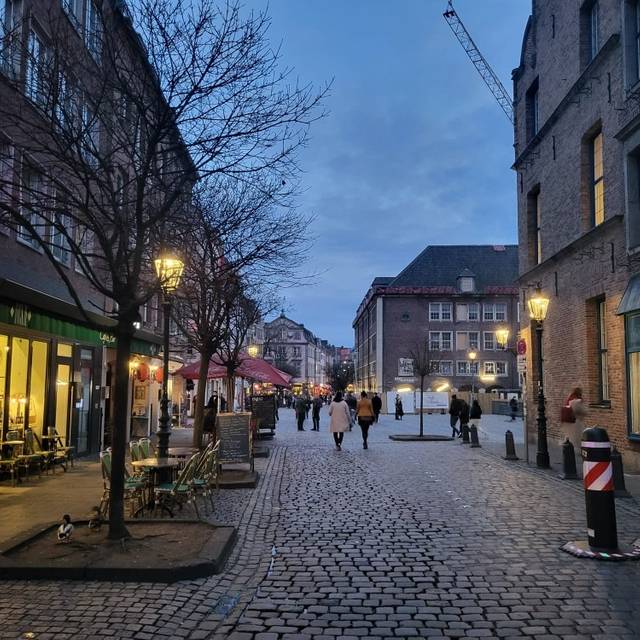 Am Burgplatz in der Altstadt. Auf dem Weg zum Marktplatz vor dem Rathaus.