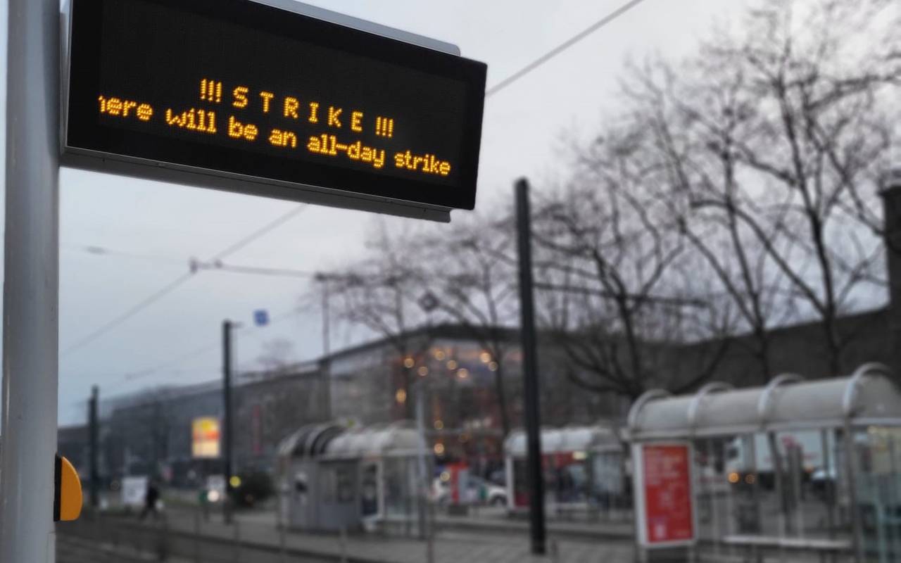 Eine Info-Tafel am Hauptbahnhof informiert über den Rheinbahn-Streik.