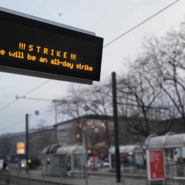 Eine Info-Tafel am Hauptbahnhof informiert über den Rheinbahn-Streik.