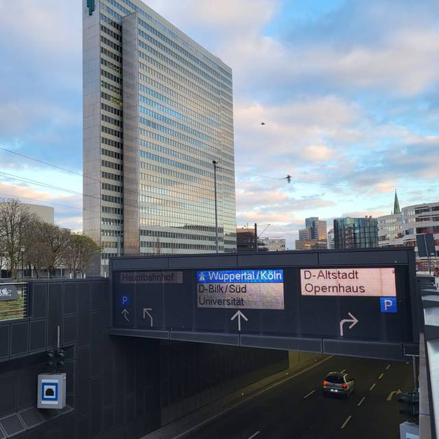 Die Einfahrt zum Kö-Bogen-Tunnel Richtung Süden.
