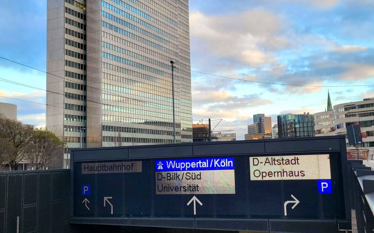 Kö-Bogen-Tunnel: Die Zufahrt in Richtung Süden. Im Hintergrund das Dreischeibenhaus zu sehen.