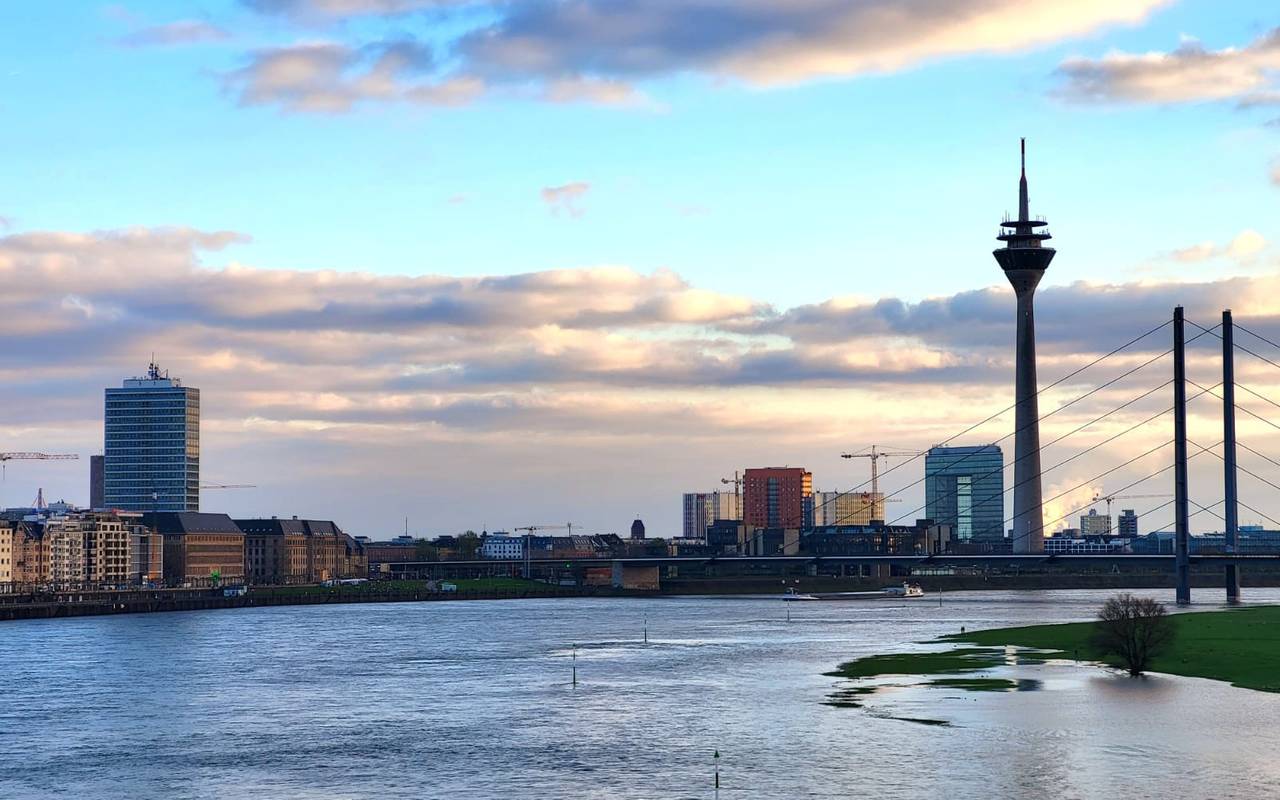 Der Rheinturm, der Rhein und die Skyline von Düsseldorf.