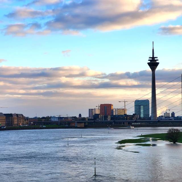 Der Rheinturm, der Rhein und die Skyline von Düsseldorf.