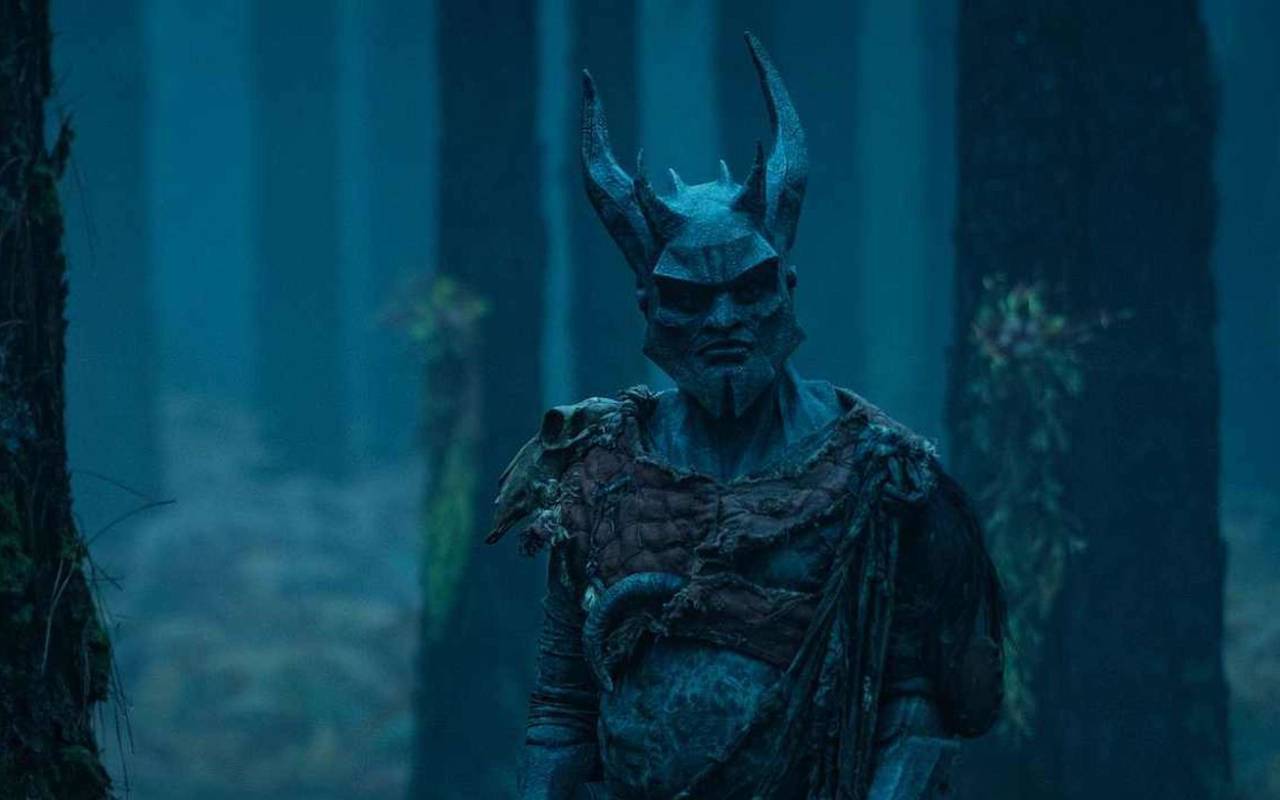 Der mächtige Greif im Wald.