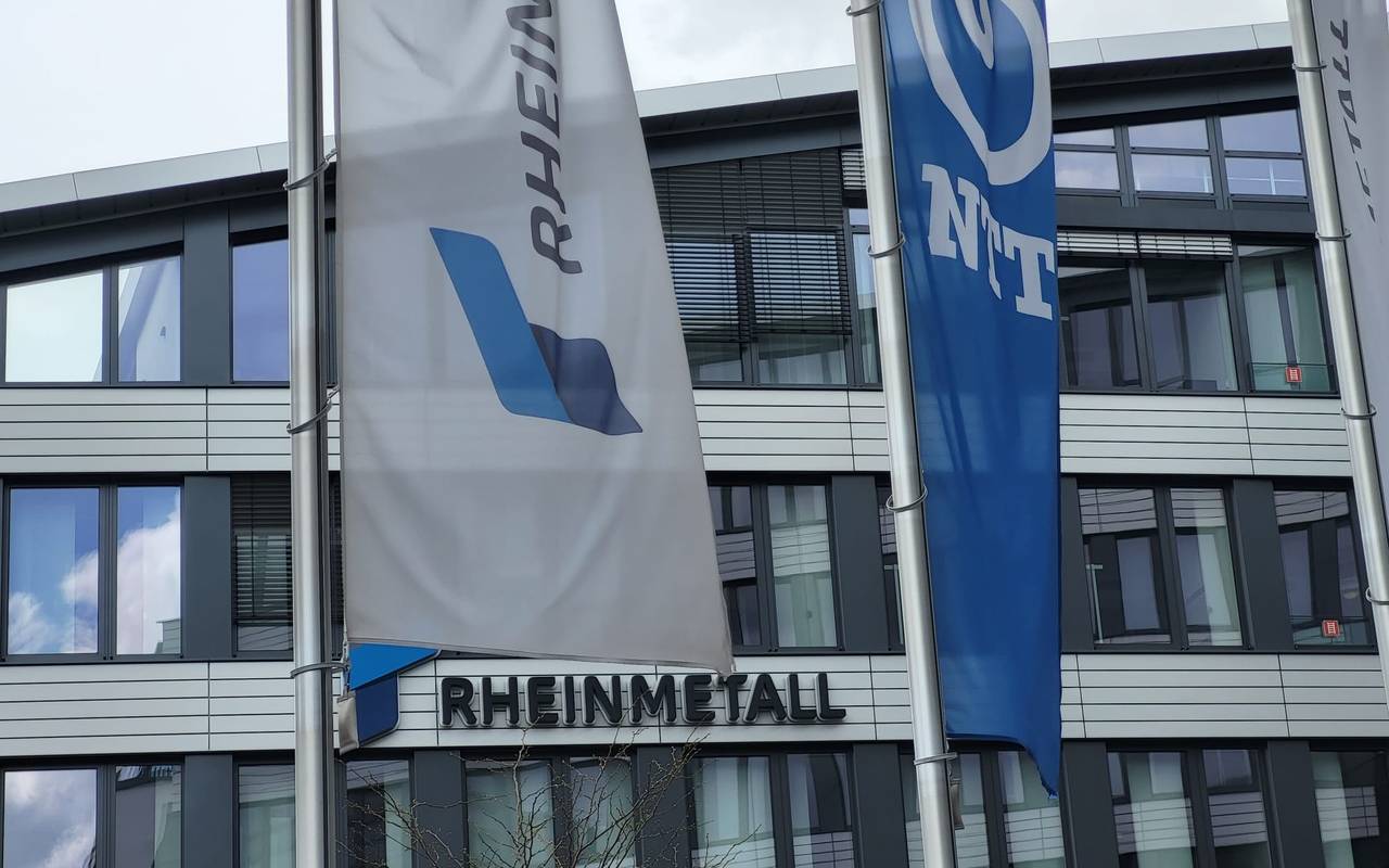 Rheinmetall-Flaggen vor der Firmenzentrale von Rheinmetall in Düsseldorf.