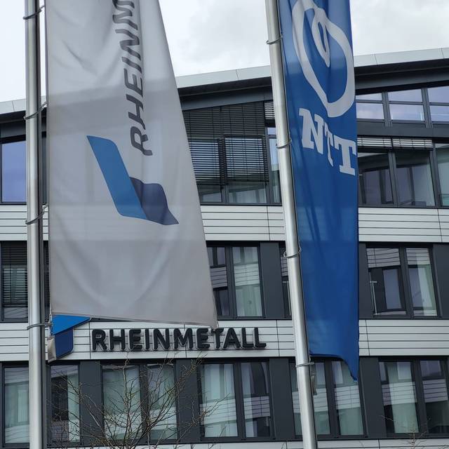 Rheinmetall-Flaggen vor der Firmenzentrale von Rheinmetall in Düsseldorf.