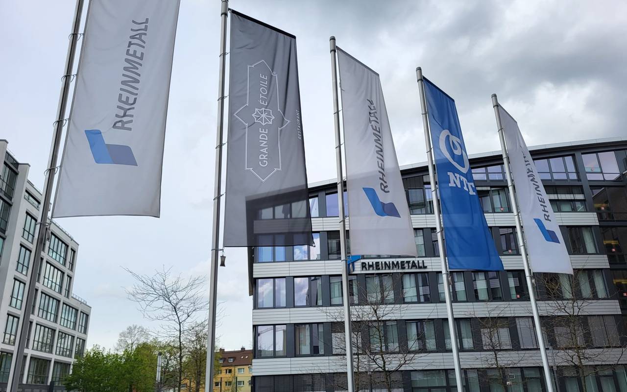 Die Rheinmetall-Zentrale in Derendorf. Vor dem Gebäude wehen Rheinmetall-Fahnen.