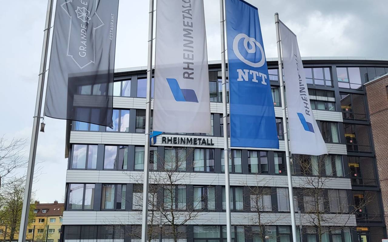 Die Firmenzentrale von Rheinmetall in Düsseldorf. Vor dem Gebäude wehen Rheinmetall-Fahnen.
